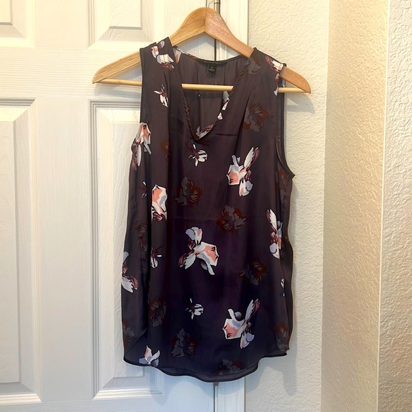 Banana Republic Tops - Banana Republic floral v neck top